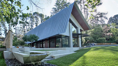 Completed Pirramimma residence at Wentworth Falls in daylight